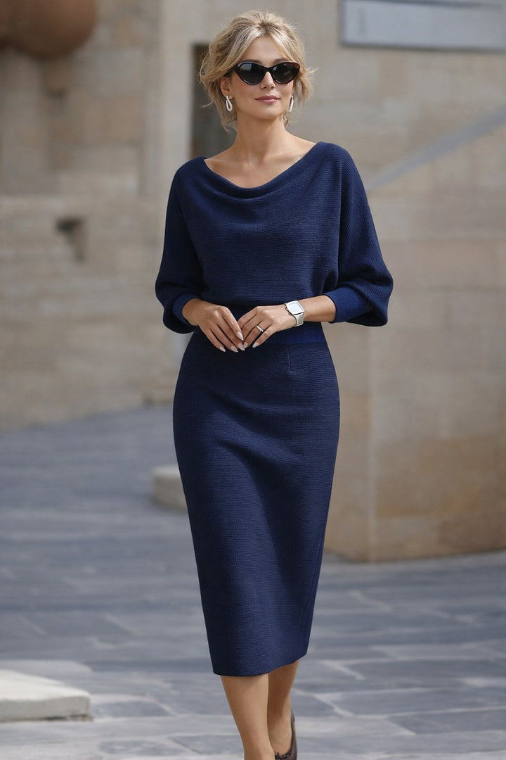 Modelka w eleganckiej granatowej sukience midi z drapowaniem na zewnątrz
