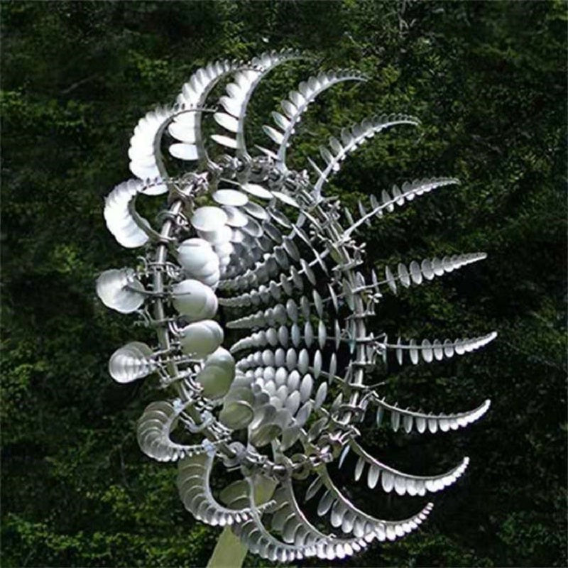 Metalowy wiatrowskaz kinetyczny w zbliżeniu ukazujący precyzyjnie wykonane skrzydła