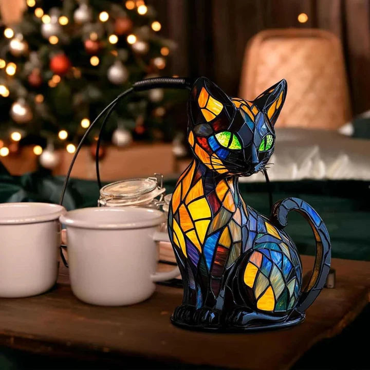 Designerska lampa stołowa LED w kształcie witrażowego kota, emitująca ciepłe, przytulne światło.