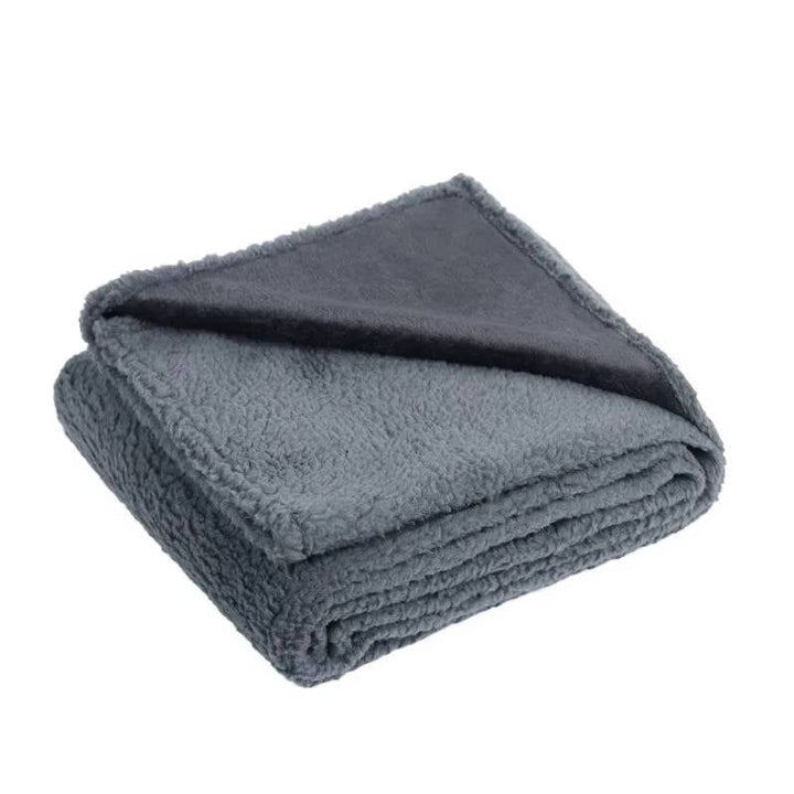 Elegancki wodoodporny koc dla psa Sherpa. Miękkie legowisko, które chroni meble, oferując suchość i ciepło.