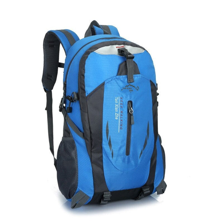 Turysta z plecakiem Sean 50L na szlaku górskim. Idealny plecak na wyprawy, kemping i outdoor.