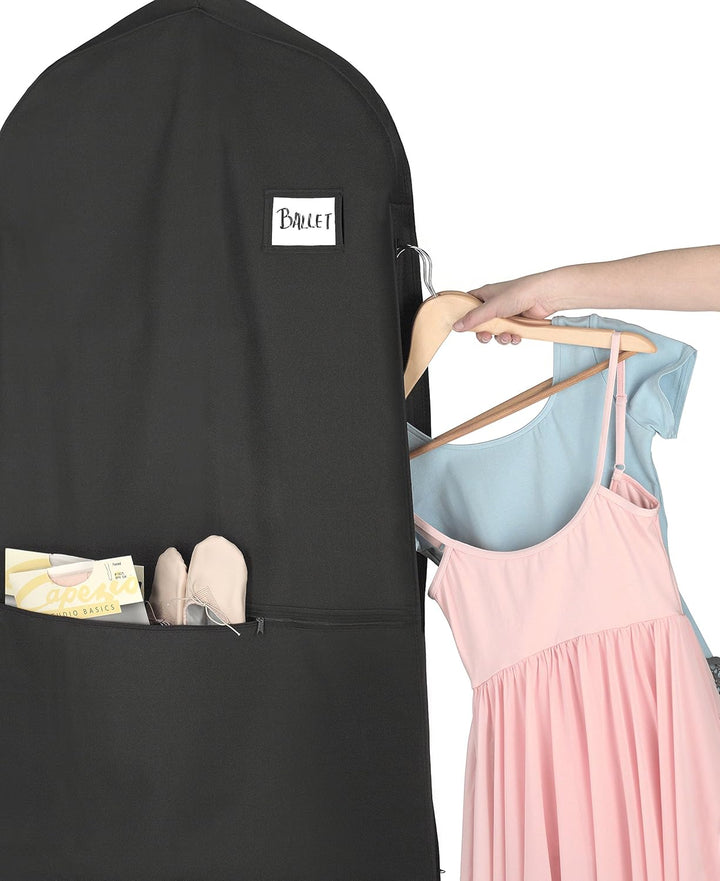 Czarny, wodoodporny pokrowiec na odzież z widoczną kieszenią na zamek, idealny do bagażu podróżnego.