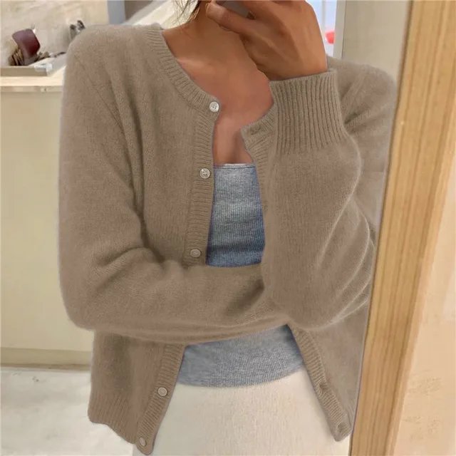 Beżowy sweter damski z guzikami, elegancki kardigan na co dzień