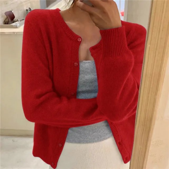 Stylowy kardigan damski prezentowany na sylwetce, moda jesienna