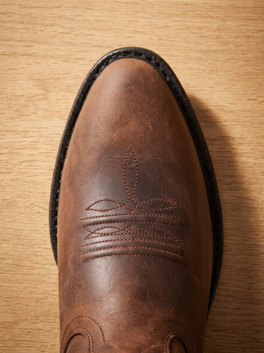 Modne buty damskie w stylu western z ozdobnymi szwami na cholewce