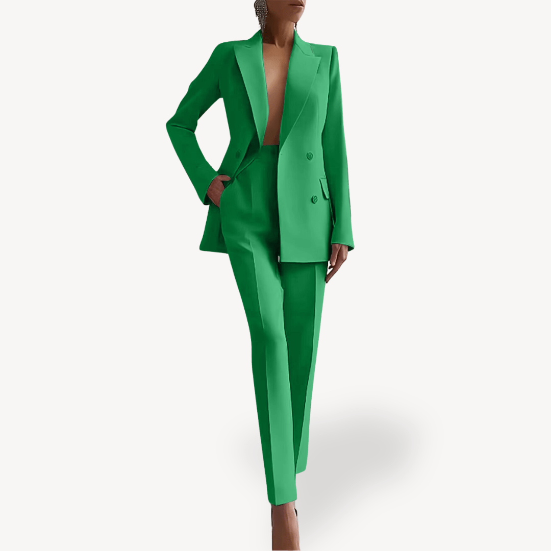 Modelka w eleganckim zielonym damskim garniturze dwuczęściowym