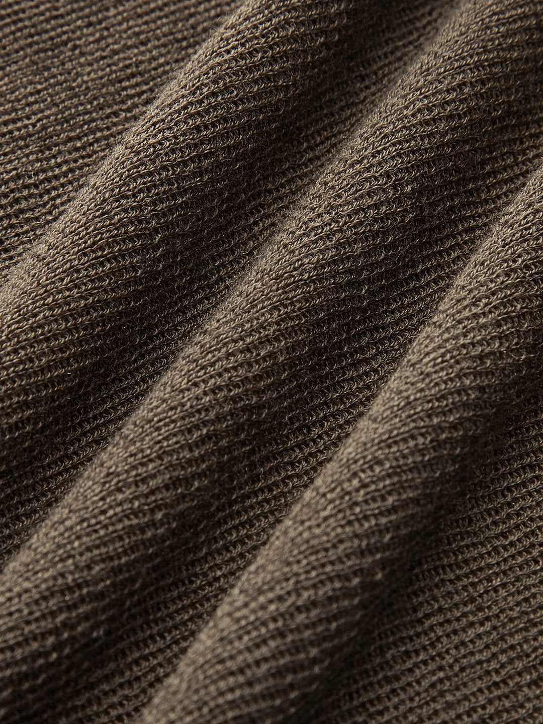Elegancki sweter damski prezentowany na sylwetce, przód