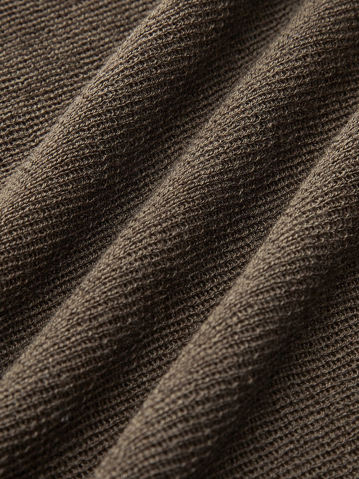 Elegancki sweter damski prezentowany na sylwetce, przód