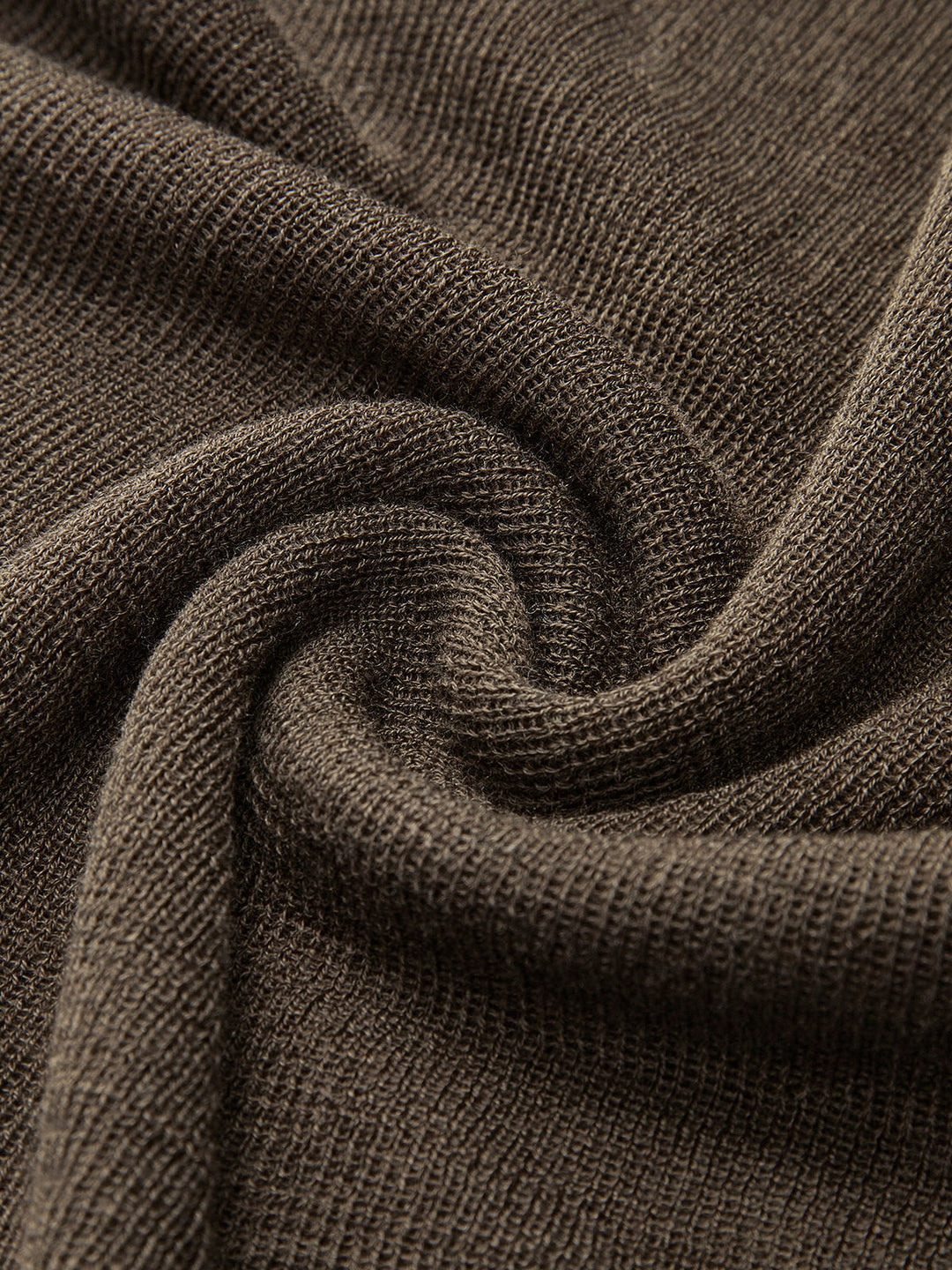 Jesienny sweter z golfem dla kobiet w casualowej stylizacji