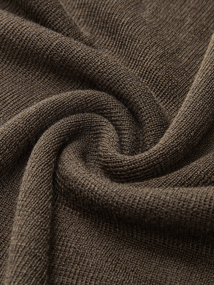 Jesienny sweter z golfem dla kobiet w casualowej stylizacji