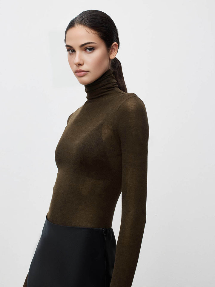 Stylowy sweter jesienny damski prezentujący miękki materiał