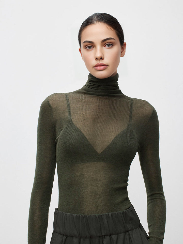 Damski elegancki sweter z golfem w odcieniu beżowym, przód