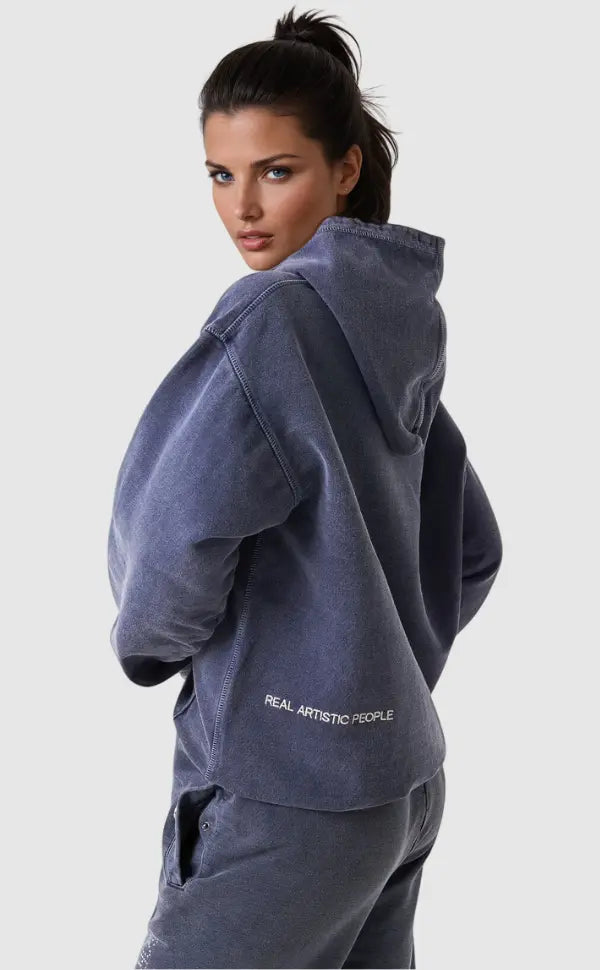 Modna niebieska bluza damska oversize z kapturem i nowoczesnym wzorem, doskonała do casualowych stylizacji.