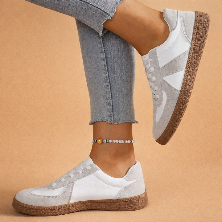 Lekkie damskie buty do chodzenia z wygodnym wsparciem. Białe sneakersy patchwork, idealne na wiosnę.