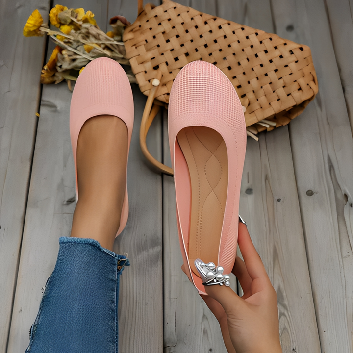 Eleganckie buty damskie na płaskim obcasie z zaokrąglonym noskiem. Komfortowe obuwie do casualowych stylizacji.