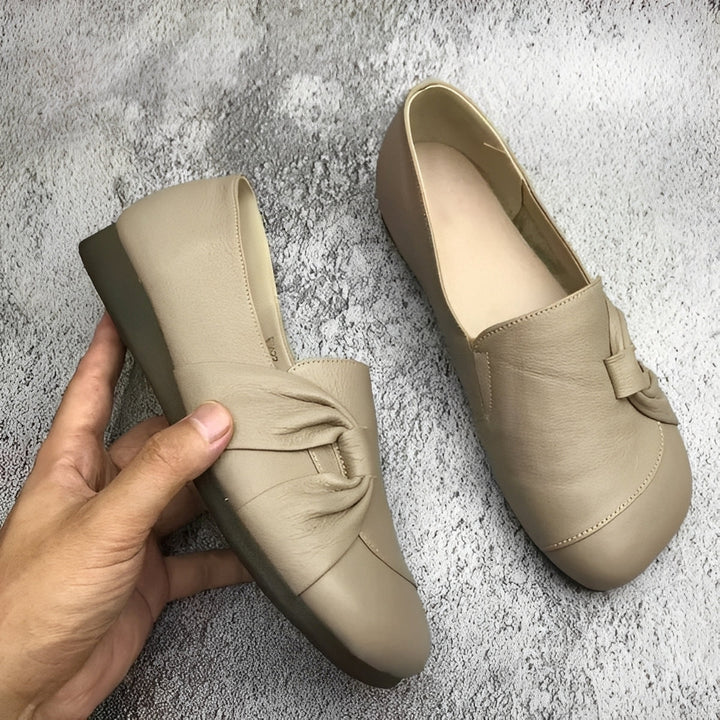 Wygodne damskie buty casual w neutralnym kolorze, idealne na co dzień, wiosnę i jesień. Stylowe obuwie płaskie.