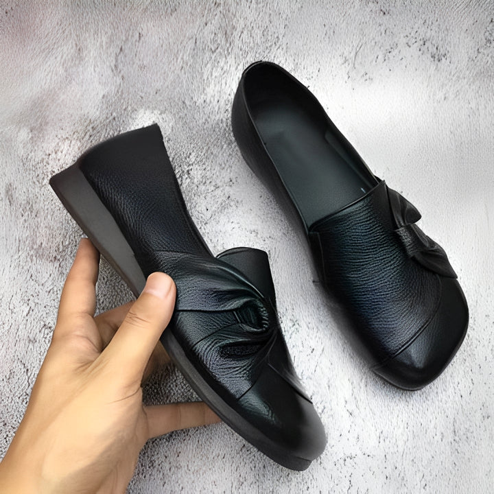 Damskie buty na co dzień łączące styl i wygodę. Modne obuwie płaskie, idealne na wiosnę i jesień. Klasyczne i komfortowe.