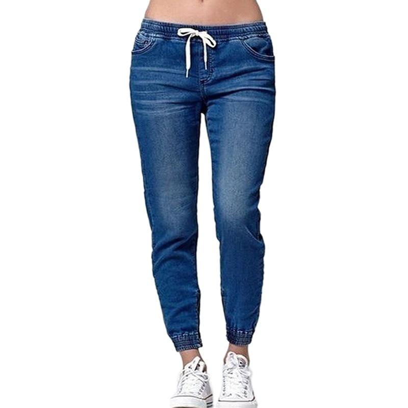 Wygodne jeansy damskie joggery z elastyczną gumką w pasie i przy nogawkach, idealne na casualowy look.
