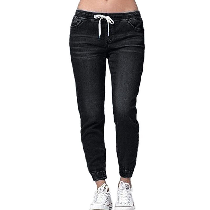 Czarne jeansy damskie joggery z elastycznym pasem, luźne nogawki i zwężane mankiety. Styl casual.