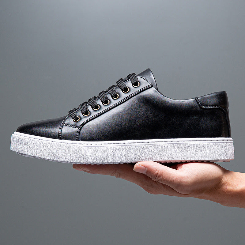 Czarne, luźne męskie sneakersy na co dzień. Wygodne, modne obuwie w miejskim stylu. Idealne do casualowych outfitów.