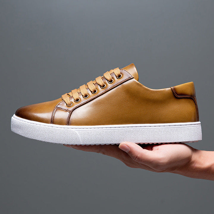 Białe męskie sneakersy, komfortowe obuwie codzienne. Idealne do luźnych, miejskich stylizacji. Modne i wszechstronne.
