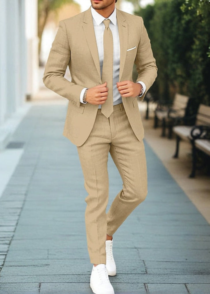 Mężczyzna w eleganckim, beżowym garniturze casualowym z krawatem