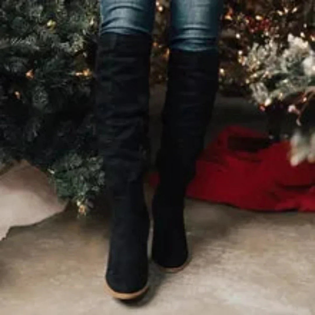 Eleganckie damskie kozaki, widok z bliska na fakturę materiału. Wysokie buty wiosenne, stylowe i wygodne.