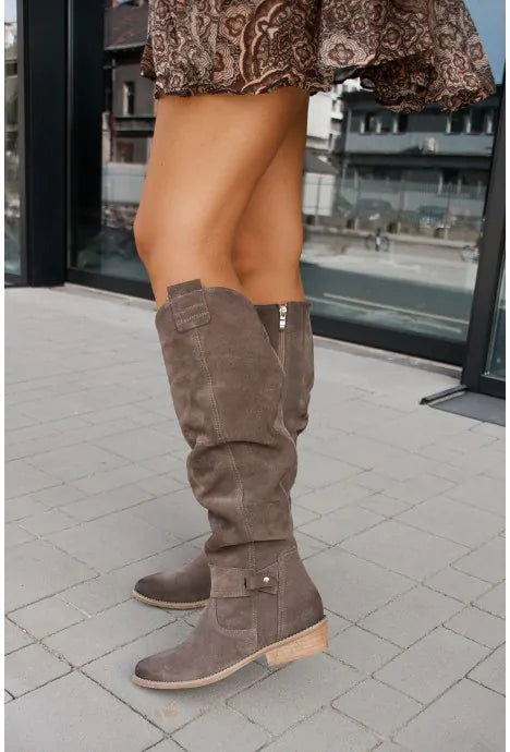 Stylowe wiosenne kozaki damskie. Wysokie obuwie, które łączy elegancję z wygodą noszenia na co dzień.