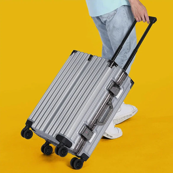Luksusowa walizka podróżna twarda, aluminiowa Geneva, zamek szyfrowy TSA, płynne kółka i teleskopowa rączka.