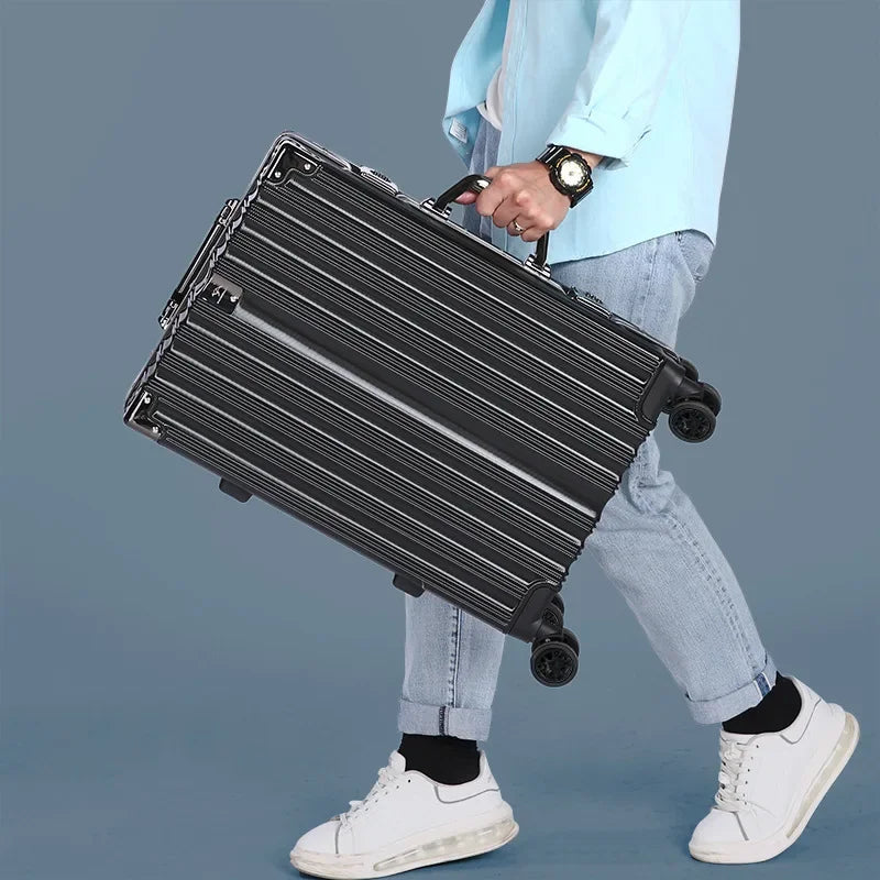 Bezpieczna walizka aluminiowa hard-shell z zamkiem TSA, model Geneva, chroniąca bagaż w podróży samolotem.