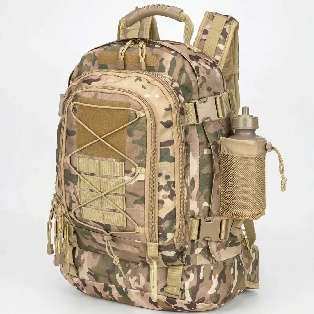 Detal bocznej kieszeni plecaka taktycznego 65L, ułatwiający szybką organizację na wyprawy outdoor.