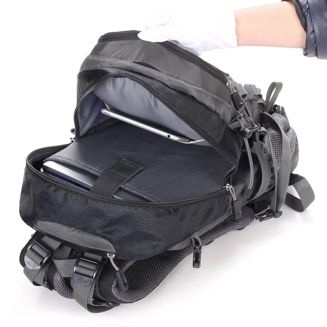 Wytrzymały plecak outdoorowy 40L ExplorerMax, z wieloma kieszeniami na sprzęt turystyczny.