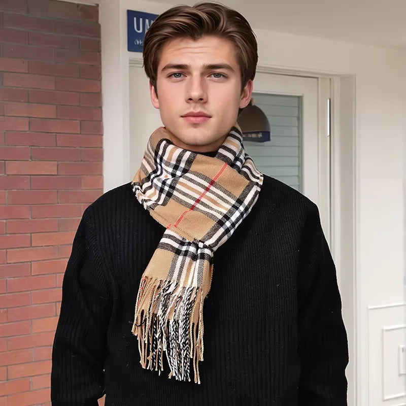 Modny szalik męski w kratę zestawiony z zimową kurtką