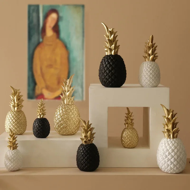 Mała złota figurka ananasa (S), elegancka dekoracja na biurko. Luksusowa ozdoba wnętrza, nowoczesny design.