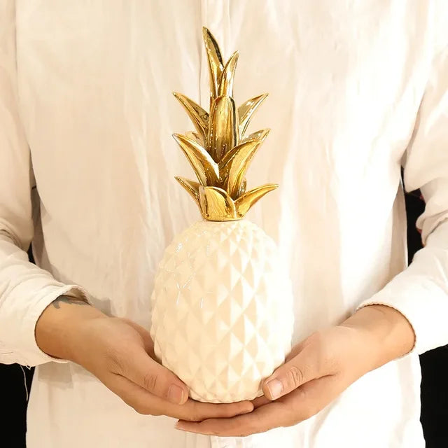Bliska perspektywa złotej figurki ananasa, luksusowa dekoracja. Elegancka ozdoba stołu, nowoczesny design wnętrza.