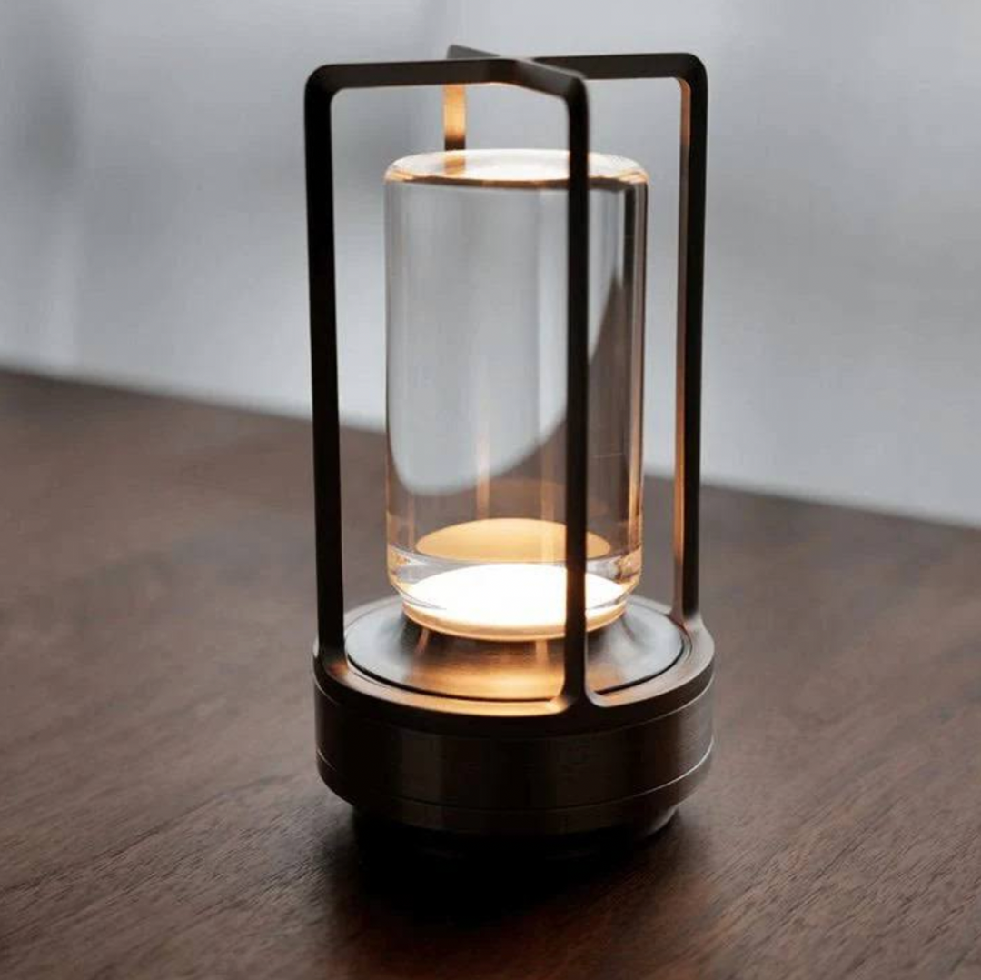 Nowoczesna lampa stołowa LED, złota, dotykowa, bezprzewodowa, minimalistyczny design, stylowa dekoracja.