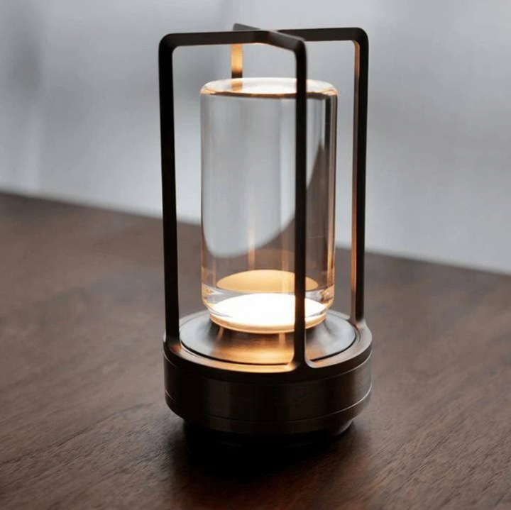 Nowoczesna lampa stołowa LED, złota, dotykowa, bezprzewodowa, minimalistyczny design, stylowa dekoracja.