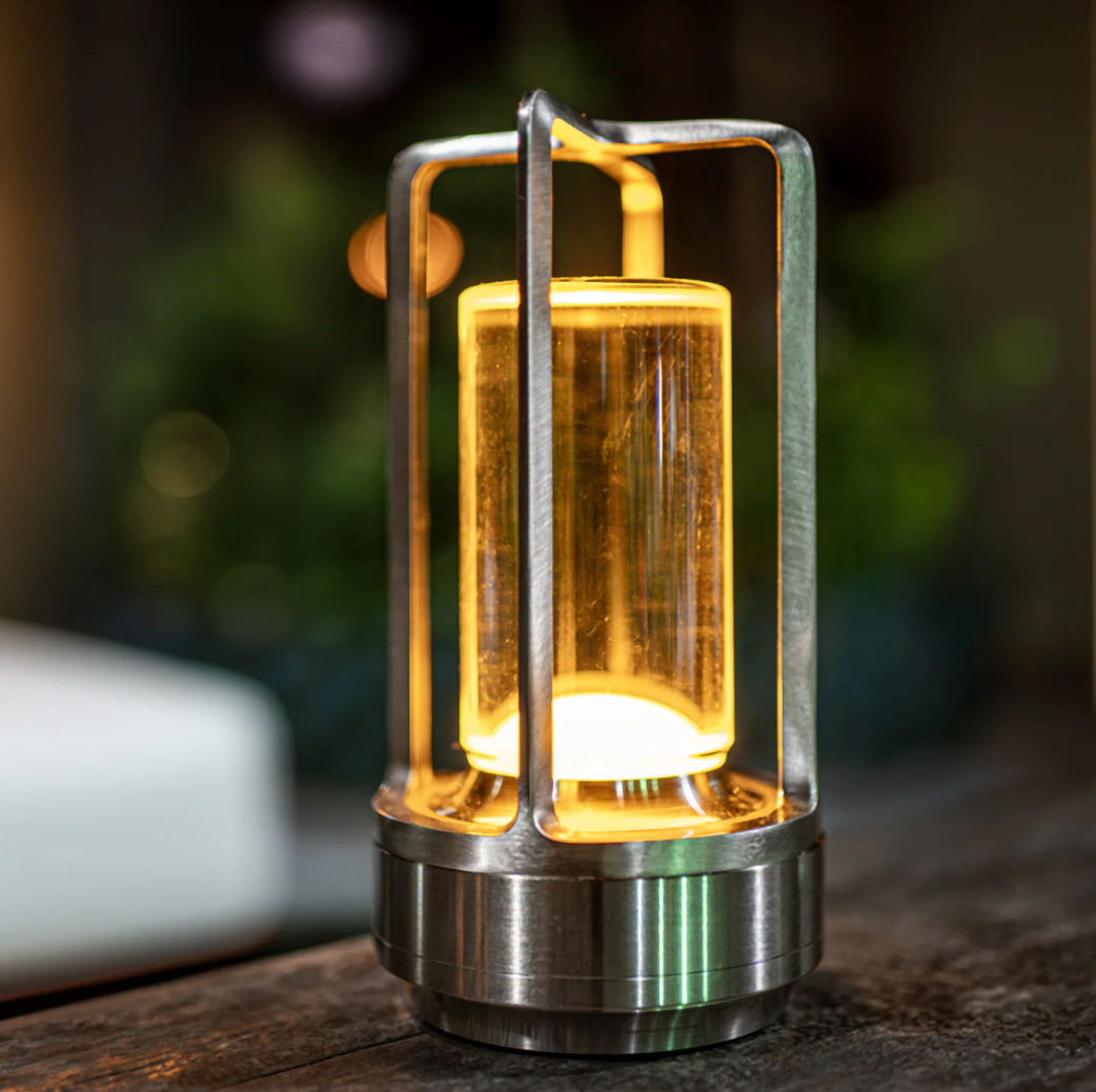 Wysokiej jakości wykończenie złotej lampy stołowej LED, metalowa obudowa, dotykowe sterowanie.