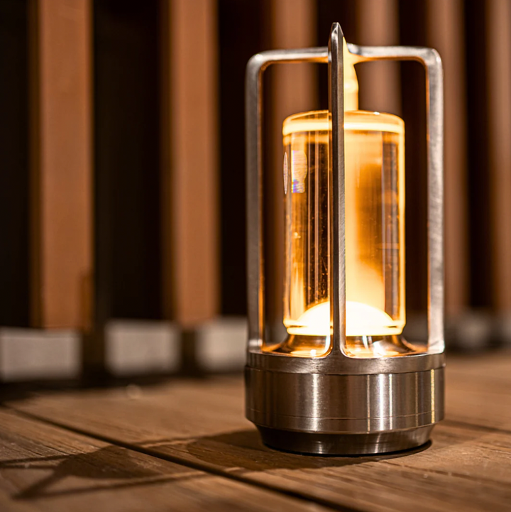 Lampa stołowa LED złota, bezprzewodowa, dotykowa, idealna do salonu i stworzenia nastroju.
