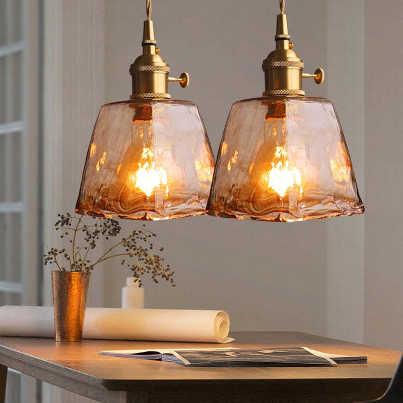 Elegancka lampa wisząca LED w stylu retro. Idealna do jadalni, emituje ciepłe, luksusowe światło.
