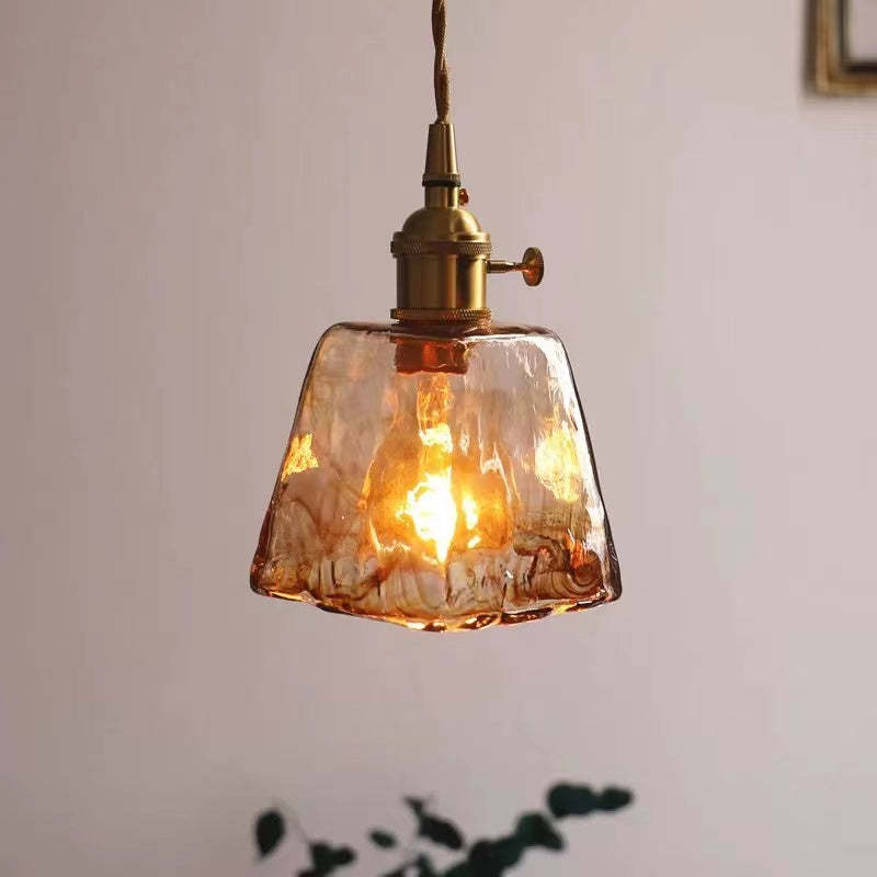 Designerska lampa wisząca LED do sypialni. Nowoczesne retro z ciepłym, przyjemnym światłem.