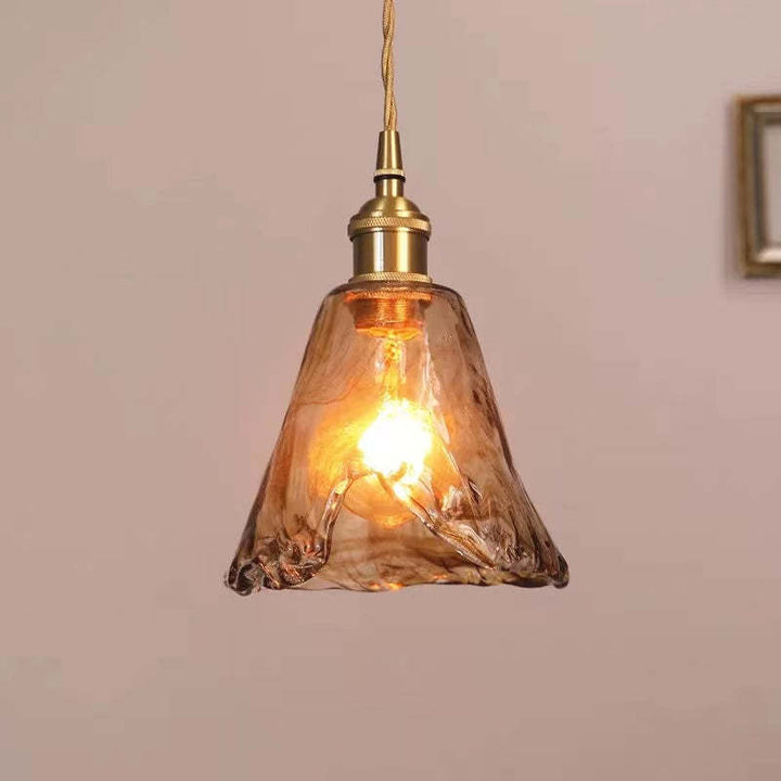 Luksusowa złota lampa wisząca LED. Oświetlenie retro z ciepłym światłem, idealne do eleganckich wnętrz.
