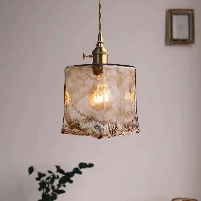 Unikalna złota lampa wisząca LED retro. Designerskie oświetlenie z ciepłym światłem, dodające luksusu.