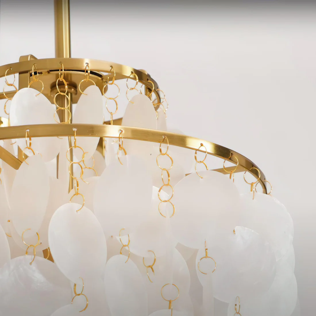 Designerska lampa wisząca boho muszelkowa, złota, w stylu vintage, tworzy nadmorski klimat.
