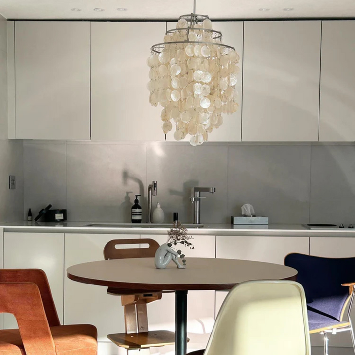 Lampa wisząca muszelkowa vintage, złota, idealna do salonu, oświetlenie sufitowe boho.
