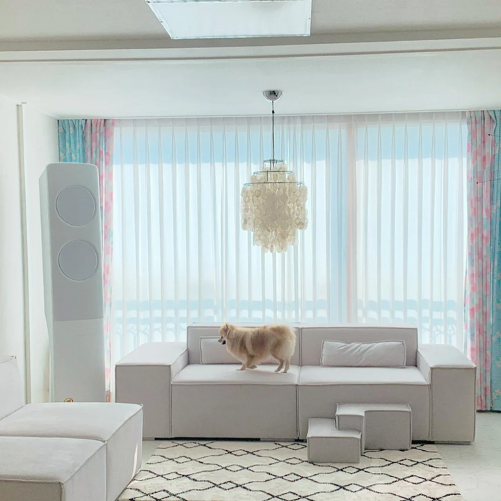 Boho lampa wisząca muszelkowa złota, vintage, tworzy nadmorski klimat, oświetlenie sufitowe.
