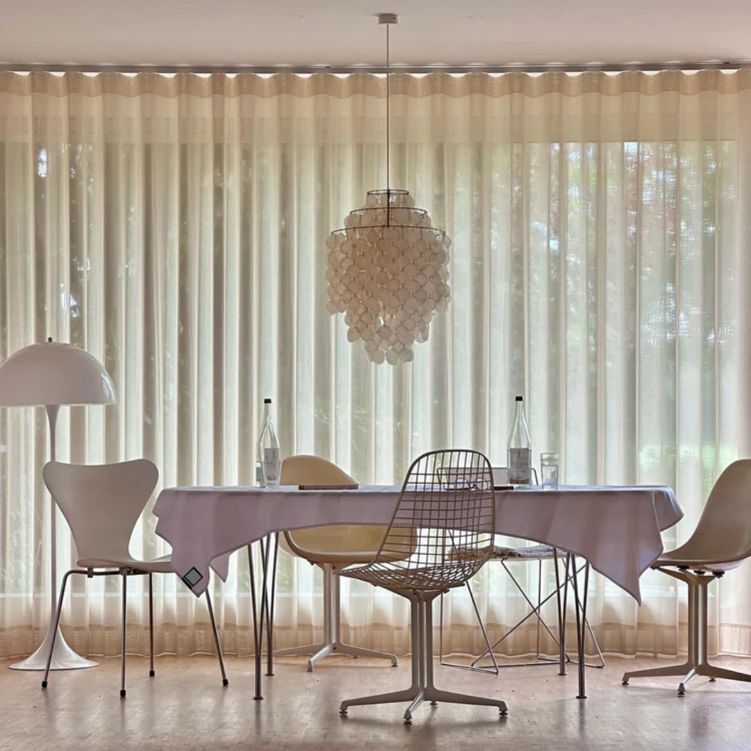 Złota lampa muszelkowa wisząca w stylu vintage, idealna do wnętrz boho i nadmorskich.