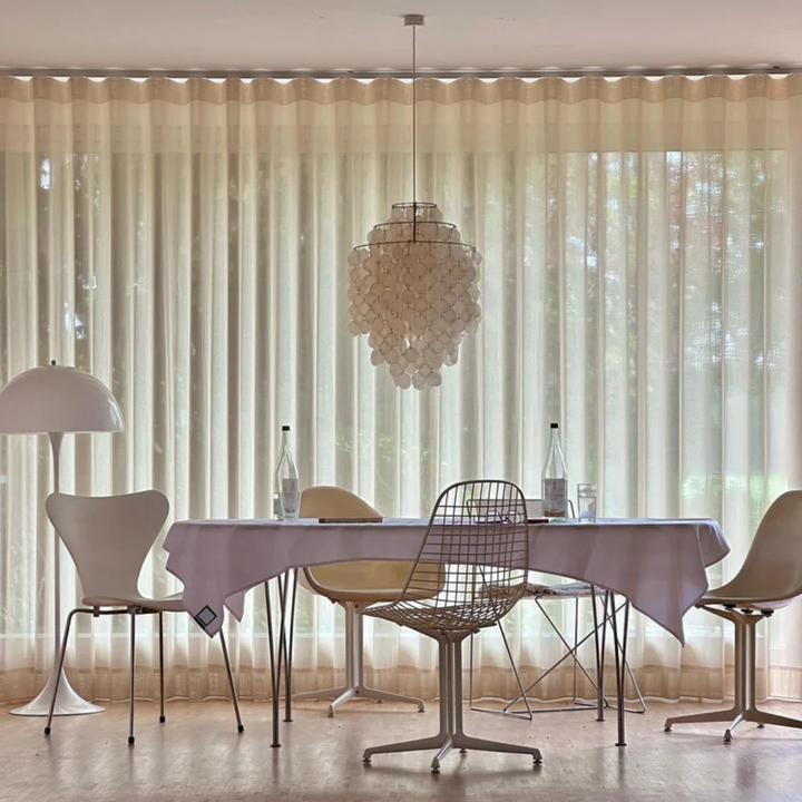 Złota lampa muszelkowa wisząca w stylu vintage, idealna do wnętrz boho i nadmorskich.