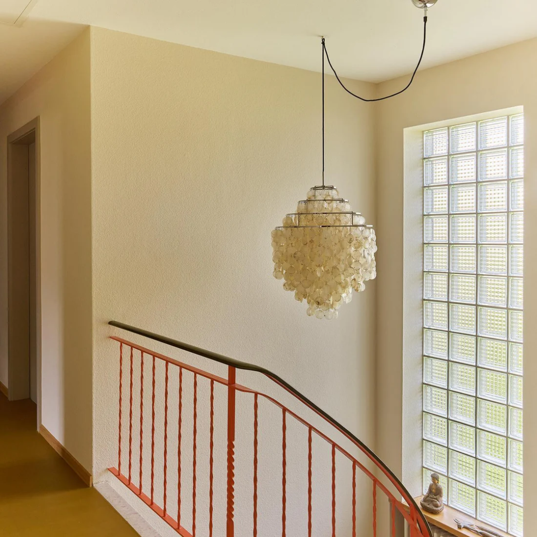 Lampa wisząca vintage złota z delikatnych muszli, designerskie oświetlenie sufitowe boho.