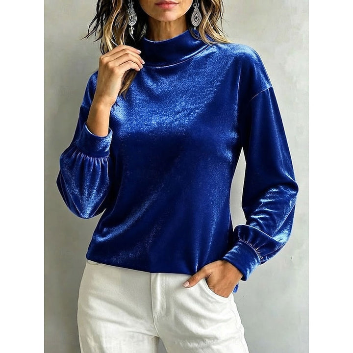 Kobieta w niebieskiej eleganckiej bluzce z mock neck